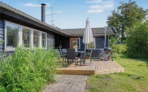Leve - 300M from the Sea: Holz, Haus, Strauch, Dach, Hütte, Zuhause, Grundstueck, Veranda, Ground, Schatten