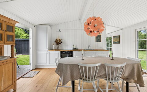 Brynja - 2.5Km from the Sea: Holz, Flooring, Interior Design, Decke, Fussboden, Möbel, Holzboden, Küche & Esszimmer Tisch, Light Fixture, Esszimmer
