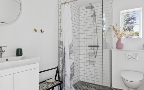 Brynja - 2.5Km from the Sea: Badezimmer, Flooring, Armatur, Interior Design, Fussboden, Toilette, Fliese, Installation, Toilleten Sitz, Zimmer