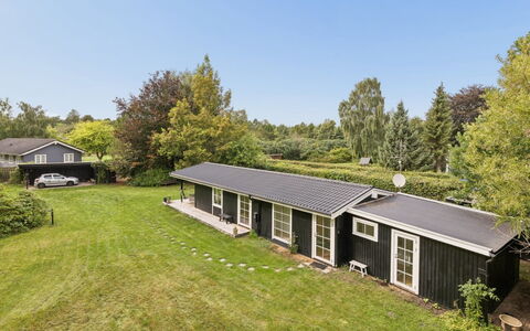 Brynja - 2.5Km from the Sea: Gras, Haus, Zuhause, Dach, Hütte, Garten, Ground, Rasen, Estate, Garten
