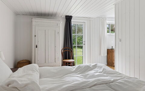 Brynja - 2.5Km from the Sea: Schlafzimmer, Holz, Interior Design, Flooring, Möbel, Decke, Fussboden, Bett, Bettdecke, Bedding