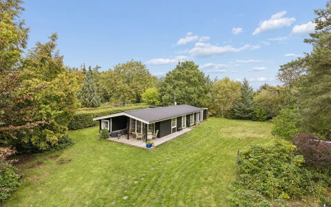 Brynja - 2.5Km from the Sea: Gras, Strauch, Zuhause, Grundstueck, Hütte, Ground, Estate, Bauernhaus, Garten, Rasen