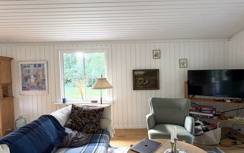 Brynja - 2.5Km from the Sea: Gebäude, Haus, Fenster, Zuhause, Dach, Wohngebiet, Strauch, Hütte, Grundstueck