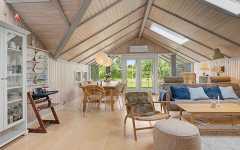 Aleksis - 900M from the Sea: Holz, Interior Design, Möbel, Decke, Flooring, Fussboden, Holzboden, Stuhl, Wohnzimmer, Zimmer
