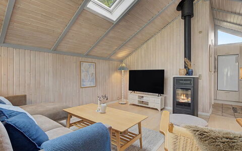 Aleksis - 900M from the Sea: Holz, Decke, Interior Design, Flooring, Zimmer, Fussboden, Zuhause, Möbel, Hartholz, Wohnzimmer
