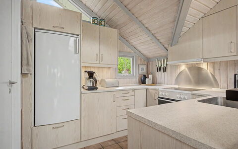 Aleksis - 900M from the Sea: Flooring, Küche, Interior Design, Countertop, Decke, Fussboden, Möbel, Cabinetry, Zuhause, Light Fixture