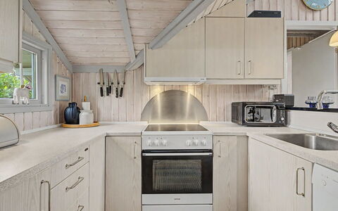 Aleksis - 900M from the Sea: Küche, Holz, Decke, Countertop, Flooring, Interior Design, Zuhause, Küchengerät, Fussboden, Major Appliance