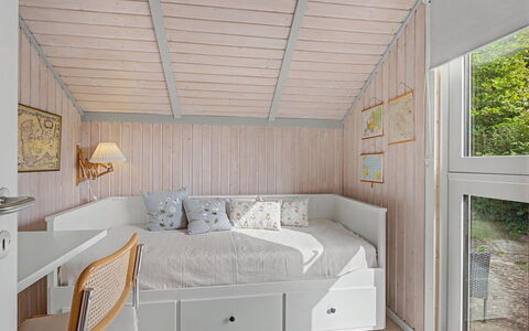 Aleksis - 900M from the Sea: Möbel, Interior Design, Schlafzimmer, Bett, Fussboden, Flooring, Holz, Decke, Zimmer, Beleuchtung