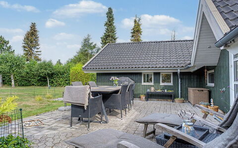 Aleksis - 900M from the Sea: Dach, Haus, Zuhause, Hütte, Strauch, Wohngebiet, Abstellgleis, Garten, Grundstueck, Ground