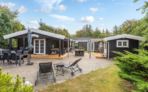 Marjanna - 500M to the Fjord: Zuhause, Haus, Dach, Hütte, Tür, Estate, Abstellgleis, Veranda, Garten, Garten