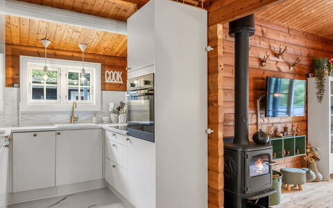 Marjanna - 500M to the Fjord: Holz, Küche, Flooring, Interior Design, Major Appliance, Zuhause, Küchengerät, Countertop, Decke, Fussboden