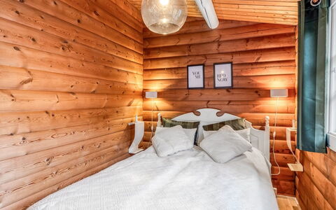 Marjanna - 500M to the Fjord: Holz, Schlafzimmer, Zuhause, Bett, Möbel, Interior Design, Beleuchtung, Decke, Bettdecke, Holzbeize