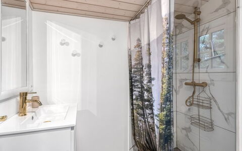 Marjanna - 500M to the Fjord: Interior Design, Flooring, Badezimmer, Armatur, Fussboden, Decke, Installation, Zimmer, Duschvorhang, Toilette