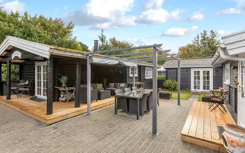 Marjanna - 500M to the Fjord: Dach, Zuhause, Tür, Hütte, Deck, Schatten, Outdoor Struktur, Garten, Veranda, Pergola