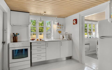 Safir - 1.7Km from the Sea: Küche, Flooring, Küchengerät, Major Appliance, Countertop, Interior Design, Holz, Fussboden, Haushaltsgerät, Decke