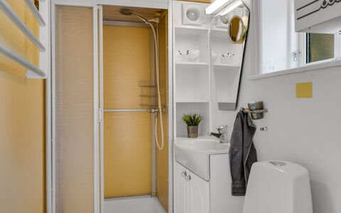 Safir - 1.7Km from the Sea: Armatur, Flooring, Interior Design, Fussboden, Badezimmer, Installation, Zimmer, Zapfhahn, Sinken, Toilette