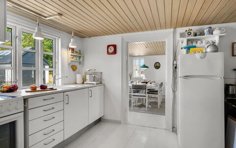 Safir - 1.7Km from the Sea: Küche, Küchengerät, Interior Design, Major Appliance, Holz, Countertop, Flooring, Haushaltsgerät, Decke, Cabinetry