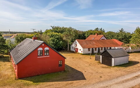 Safir - 1.7Km from the Sea: Himmel, Gras, Haus, Dach, Zuhause, Ländliches Gebiet, Einfach, Hütte, Grundstueck, Menschliche Siedlung