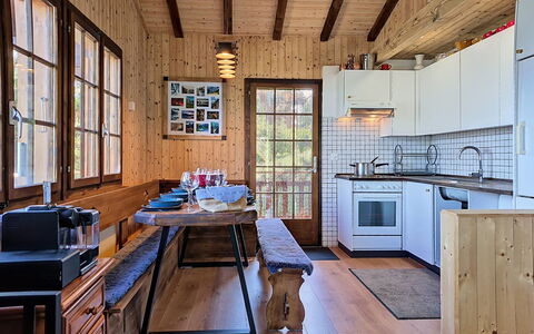 Ozer: Holz, Möbel, Decke, Flooring, Küche, Interior Design, Fussboden, Hütte, Zuhause, Hartholz
