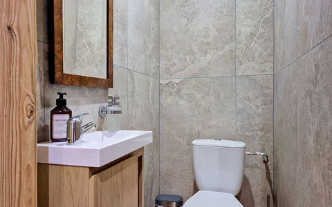 Ozer: Toilleten Sitz, Badezimmer, Armatur, Wand, Toilette, Flooring, Sinken, Interior Design, Fussboden, Installation