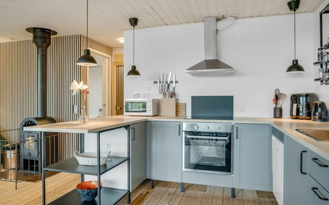 Inola - 400M to the Fjord: Küche, Möbel, Interior Design, Countertop, Küchengerät, Flooring, Holz, Decke, Cabinetry, Light Fixture