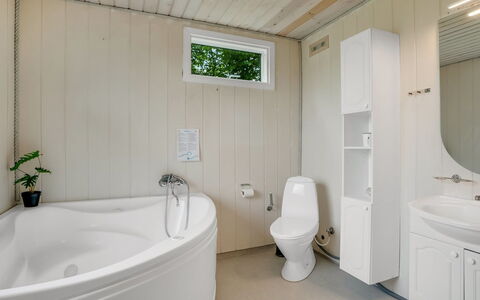 Inola - 400M to the Fjord: Armatur, Flooring, Holz, Fussboden, Interior Design, Decke, Badezimmer, Installation, Zapfhahn, Toilette