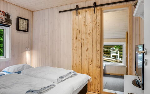 Inola - 400M to the Fjord: Schlafzimmer, Holz, Bett, Interior Design, Flooring, Decke, Fussboden, Bettdecke, Bedding, Zimmer