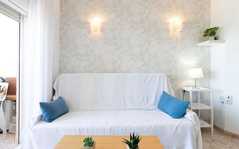 Gondolas Tropical: Möbel, Interior Design, Wand, Fussboden, Flooring, Couch, Textil, Zimmer, Wohnzimmer, Wohnung