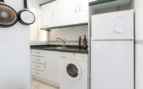 Gondolas Tropical: Major Appliance, Küche, Küchengerät, Countertop, Cabinetry, Flooring, Interior Design, Haushaltsgerät, Armatur, Fussboden