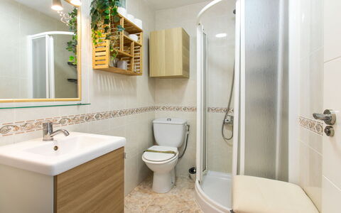 Gondolas Tropical: Toilleten Sitz, Badezimmer, Armatur, Bad Sink, Toilette, Sinken, Flooring, Interior Design, Fussboden, Zapfhahn