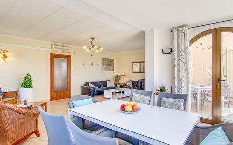 Schöne: Möbel, Flooring, Interior Design, Stuhl, Küche & Esszimmer Tisch, Fussboden, Tabelle, Decke, Esszimmer, Beleuchtung