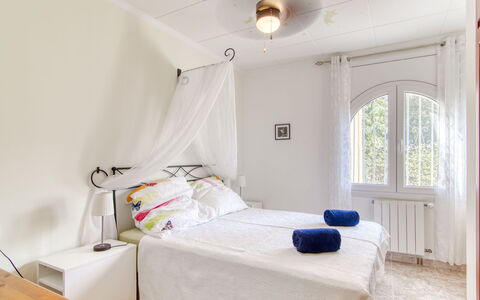 Girasol: Möbel, Bett, Interior Design, Schlafzimmer, Fussboden, Flooring, Wand, Holz, Bedding, Decke