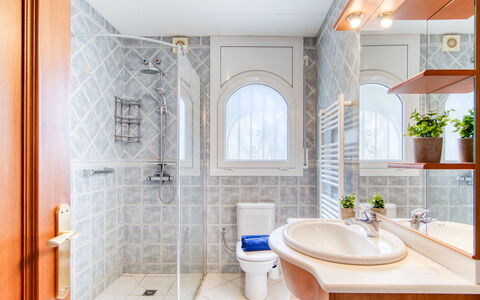 Schöne: Interior Design, Flooring, Armatur, Fussboden, Decke, Badezimmer, Installation, Zuhause, Fliese, Badezimmerschrank