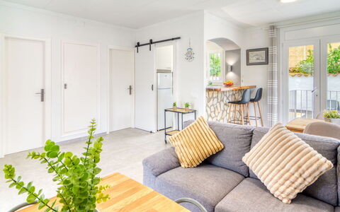 Antonia: Möbel, Interior Design, Couch, Flooring, Wand, Fussboden, Holz, Wohnzimmer, Decke, Zimmer