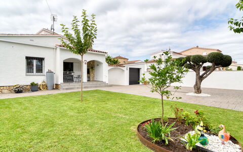 Antonia: Wohngebiet, Haus, Zuhause, Garten, Grundstueck, Estate, Landscaping, Auffahrt, Rasen