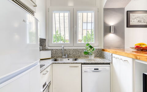 Antonia: Küchengerät, Küche, Countertop, Major Appliance, Haushaltsgerät, Cabinetry, Interior Design, Möbel, Kühlschrank, Zuhause