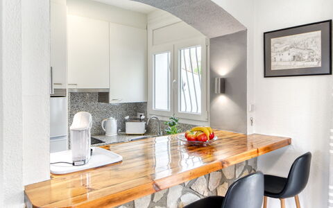 Antonia: Möbel, Interior Design, Holz, Flooring, Countertop, Küche, Decke, Beleuchtung, Zuhause, Fussboden