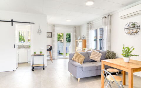 Antonia: Flooring, Möbel, Interior Design, Couch, Fussboden, Wohnzimmer, Zimmer, Zuhause, Tabelle, Decke