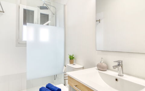 Antonia: Interior Design, Flooring, Armatur, Fussboden, Badezimmer, Zapfhahn, Zuhause, Zimmer, Installation, Spiegel