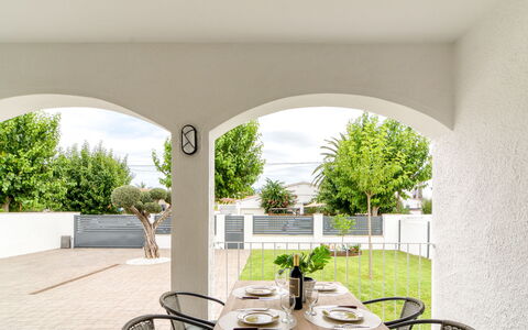 Antonia: Möbel, Interior Design, Küche & Esszimmer Tisch, Stuhl, Zuhause, Tabelle, Decke, Esszimmer, Estate, Zimmerpflanze