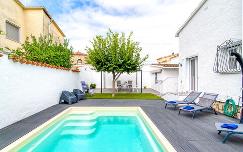 Antonia: Blau, Schwimmbad, Verbundwerkstoff, Resort, Water Feature, Eco Hotel, Zimmerpflanze, Blumentopf, Hof, Hotel