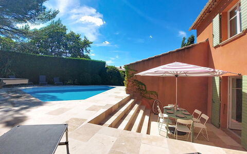 Lou Parpaiou: Schwimmbad, Blau, Wohngebiet, Gartenmöbel, Zuhause, Schatten, Verbundwerkstoff, Resort, Garten, Landscaping