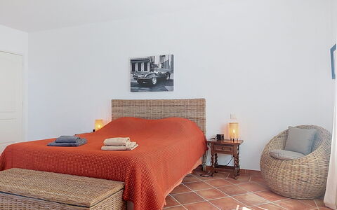Lou Parpaiou: Möbel, Interior Design, Bett, Fussboden, Flooring, Schlafzimmer, Wand, Holz, Bettdecke, Zimmer