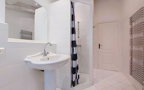 Lou Parpaiou: Flooring, Fussboden, Wand, Interior Design, Armatur, Badezimmer, Decke, Installation, Fliese, Zimmer