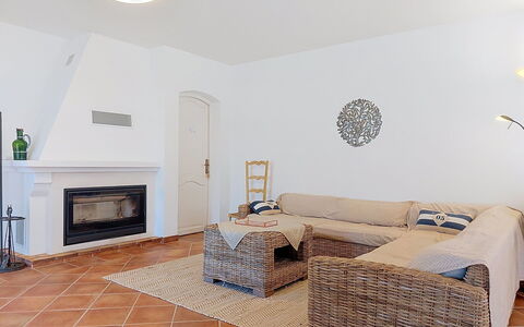 Lou Parpaiou: Möbel, Interior Design, Flooring, Fussboden, Wand, Couch, Holz, Decke, Zimmer, Wohnzimmer