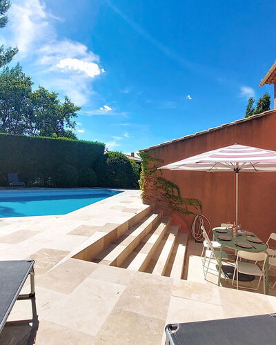 Lou Parpaiou: Schwimmbad, Blau, Wohngebiet, Gartenmöbel, Zuhause, Schatten, Verbundwerkstoff, Resort, Garten, Landscaping