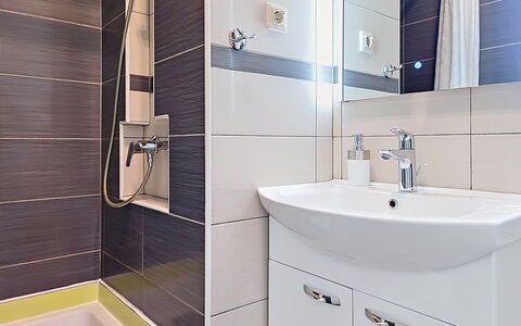 Bliss: Badezimmer, Armatur, Interior Design, Flooring, Bad Sink, Fussboden, Sinken, Zapfhahn, Installation, Spiegel