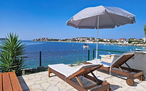 Bliss: Blau, Wasser, Gewässer, Gartenmöbel, Möbel, Regenschirm, Meer, Resort, Küsten Und Ozeanische Forms, Küste