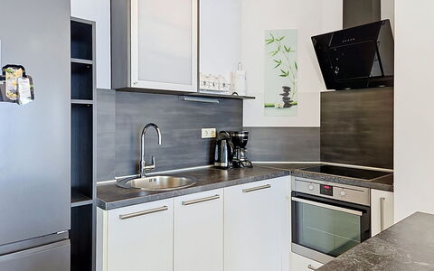 Bliss: Küchengerät, Küche, Countertop, Cabinetry, Major Appliance, Möbel, Interior Design, Haushaltsgerät, Flooring, Holz