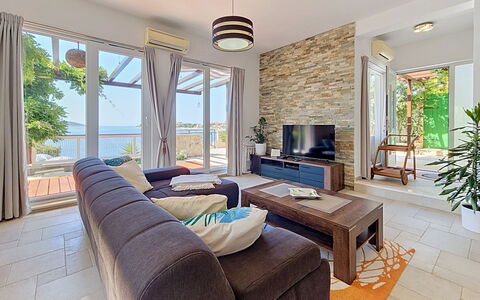 Bliss: Möbel, Flooring, Interior Design, Fussboden, Holz, Couch, Tabelle, Decke, Stuhl, Wohnzimmer